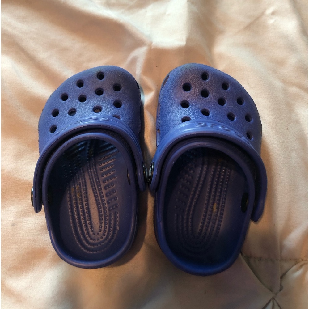 Infant crocs size 2/3